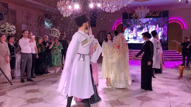 Торжественный вывод невесты на карачаевской свадьбе в сопровождении Kavkaz Dance Group