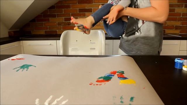 рисуем календарь ладошками. Детское творчество Drawing with hand and foot prints смотреть онлайн