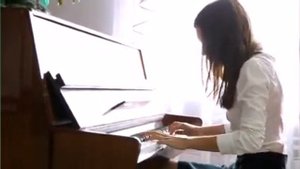 Девушка очень красиво игает на пианино Хатико The girl is very beautiful plays piano Hachiko. mp4