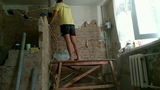 Ремонт квартиры своими руками часть 8. Продолжаю воевать со старой штукатуркой