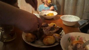 Рулька. Три часа варить и полчаса запекать обмазанную специями.