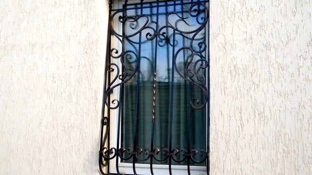 Красивая кованая решетка на узкое окно в частном доме, ковка металл смотреть онлайн
