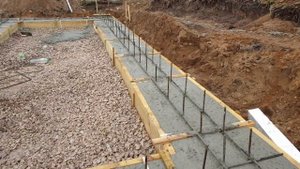 Залили " пятку" под ленточный фундамент.  Вернулась зима в апреле.