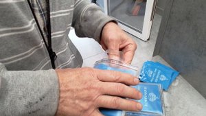 Видео распаковки струн для классической гитары гитарным мастером С. А. Самойловым