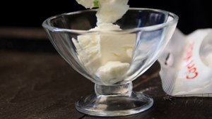 Как красиво подать мороженое гостям