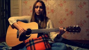 Песня под гитару. Девушка отлично поет