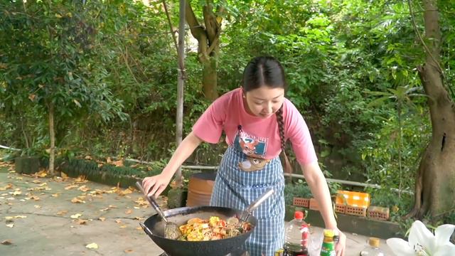 金老師點名要吃麻辣香鍋，小雨趕場回來做，葷素搭配爆炒一鍋，安逸~【市民朱小雨】