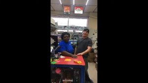 Ченнинг Татум зажог на запраке Channing Tatum Saag on seprate with the clerk