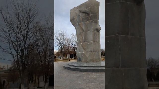 Памятник и окрестности в Хиве, Узбекистан. Monument in Khiva, Uzbekistan.