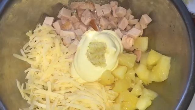 Салат с копченой курицей, ананасом, сыром и чесноком! Вкусно, быстро и просто!