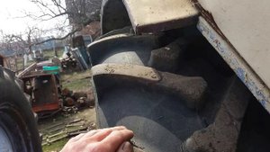 Износ протектора на одной стороне шины трактора МТЗ