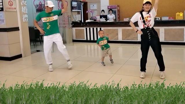 НАНДИ ТАНЦУЕТ ШАФЛ - В ТРАВЕ СИДЕЛ КУЗНЕЧИК смотреть онлайн