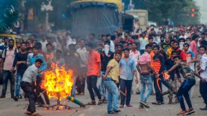 Толпы людей разгромили улицы Бангладеша. Люди требуют отставки премьера страны