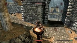 Skyrim как держать два оружия в обеих руках