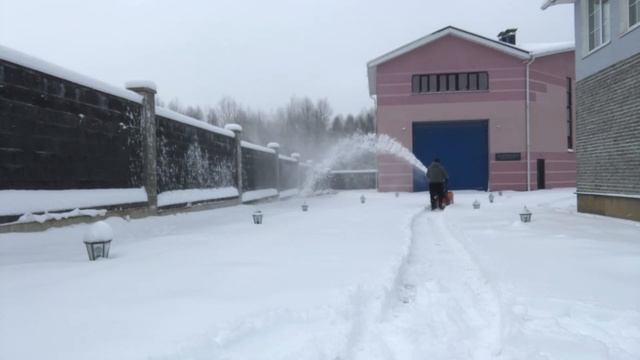 Снегоуборщик Хускварна ST224 ( очень удобная штука зимой, рекомендую)