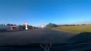 обгон поворачивающего авто на лево.