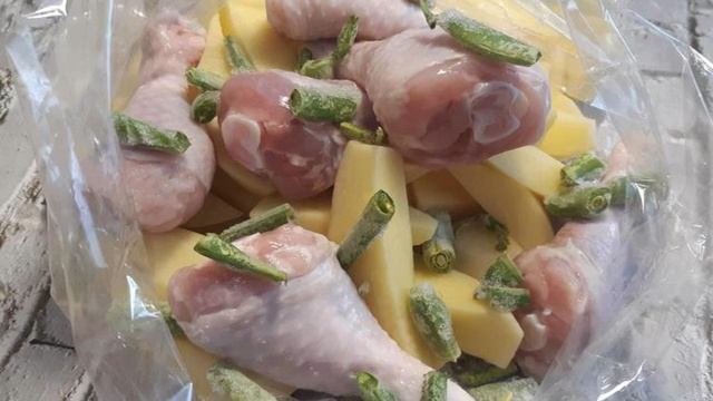 Картофель с куриными голенями и фасолью в рукаве в духовке