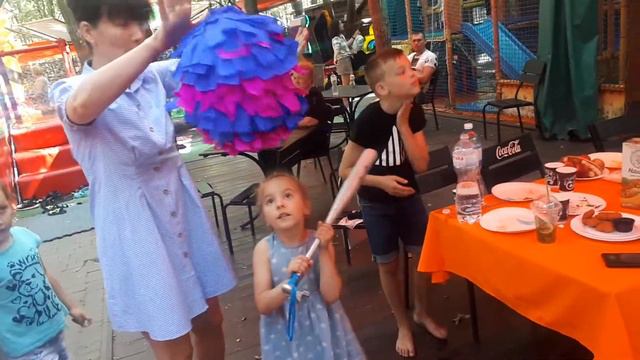мой День Рождения, разбиваем пиньяту🐣🐧🦒 смотреть онлайн