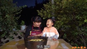 【陕北霞姐】弟弟钓到罗非鱼,霞姐做陕北“砂锅炖鱼”,猫咪也来抢着吃,女儿说猛香了!