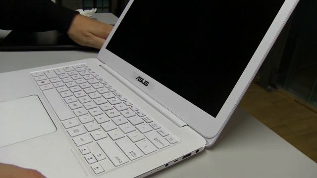 ASUS ZenBook UX305 with Intel Core M Hands on at IFA 2014 смотреть онлайн