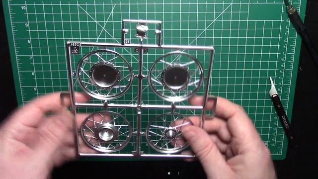 Italeri 1/9 1951 Norton Manx motorcycle 4602: A look inside the box смотреть онлайн