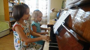 Ярослава (4 года) и Марианна (7 лет) Лемешкины. Песенка о лете