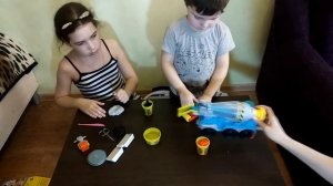 Сюрприз для детей, распаковка бетономешалки Плэй До play dough