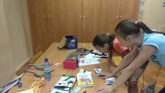 СЕРИЯ КОРОТКИХ ВИДЕО. На занятиях. Хит сезона! МБУ "Пресня". #плетение #фенечка #безкупюр #танцуем смотреть онлайн