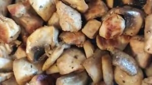 Сочная свинина с грибами в сливочно-сметанном соусе