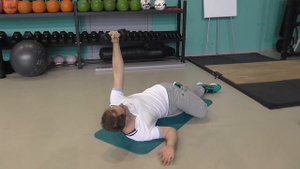 Мобилизация грудного отдела с гантелей на ротацию