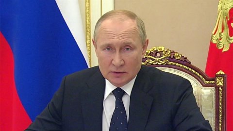 Президент провел оперативное совещание с постоянными участниками Совета безопасности РФ