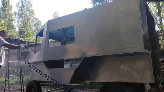 Конец покраски верхней части бортоповоротного вездехода. смотреть онлайн