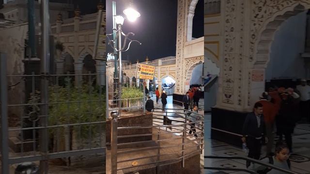 Sri Bangla Sahib Gurudwara — храм сикхов в Индии (Дели)