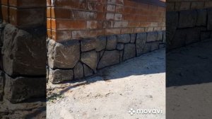 Искусственный камень на ленточном фундаменте под забором