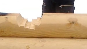 Изготовлени чашки вручную на оцилиндрованном бревне