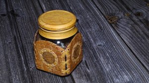 Ещё одна стеклянная банка в бересте.