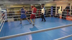 С третьим разрядом боксирует как КМС