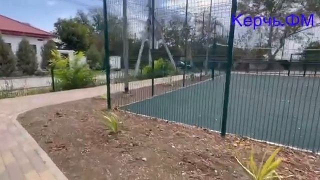 В Капканах керченские чиновники на детской площадке посадили юкку и колючки барбариса смотреть онлайн