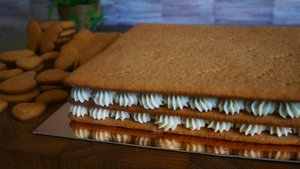 Торт Медовик. КВАДРАТНЫЙ МЕДОВЫЙ ТОРТ с крем чиз на белом шоколаде и ананасовым конфитюром