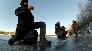 Жирная плотва и окунь на безмотылку. Первый лед 2020-2021.Рыбалка на реке с безмотыльной снастью.