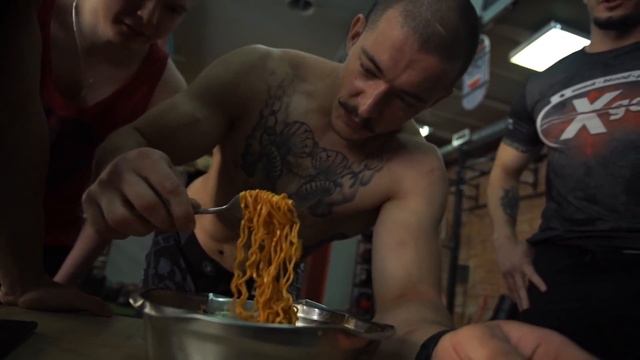 Самый острый доширак в мире / всратая кухня смотреть онлайн