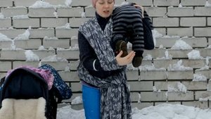 Как одеть ребенка в слинг и автокресло одновременно