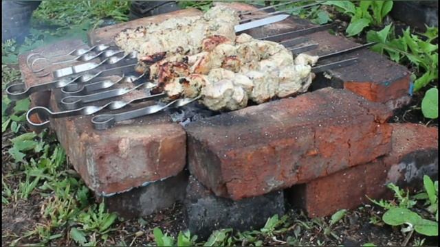 Жарим шашлыки на кирпичах