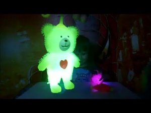 Макс играет в игрушки светящиеся в темноте