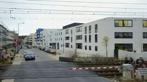 ЖД переезд со шлакбаумом.