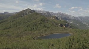 Озеро в горах, красота Сибири