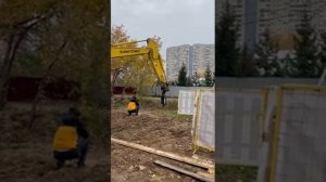 Работа гусеничного экскаватора с буром в Москве