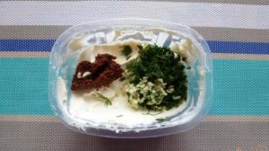 Соус к мясу из сметаны,аджики и чеснока