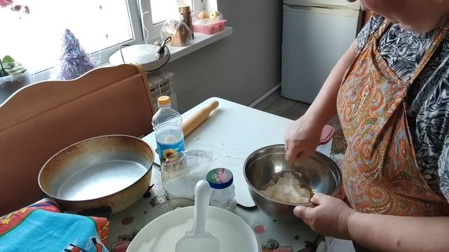 К чаю испекла печенье из того , что нашла в холодильнике . смотреть онлайн