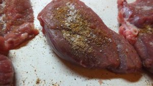 Красное мясо с корицей и мускатным орехом